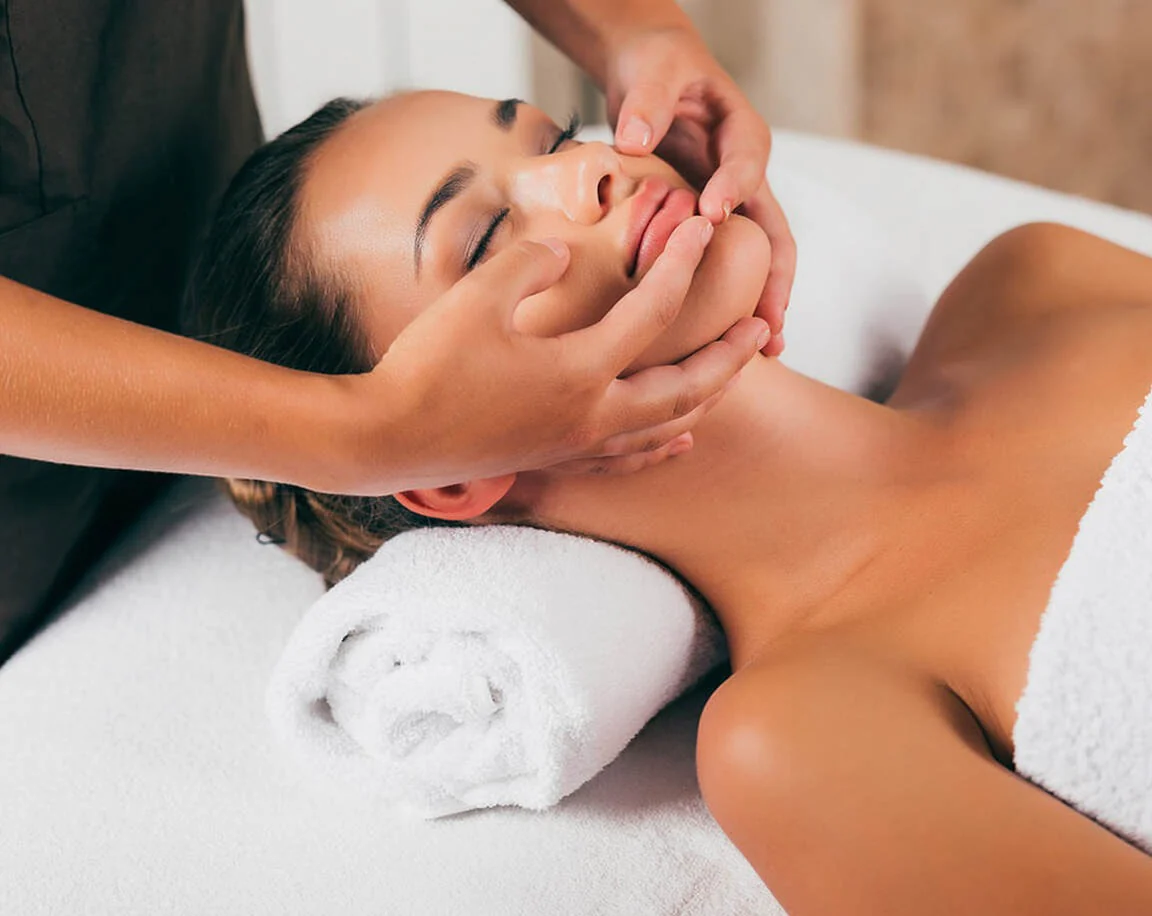 Facial Lifting-up uses controlled facial massage techniques to support a fresher and more defined appearance.